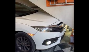 どうやって駐車したの!?狭すぎる空間に車がジャストフィットしている!!【海外・動画】