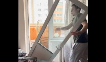 バルコニーに出ようとしたところでハプニング！ドアがまるごと外れて襲いかかってきた！？【海外・動画】