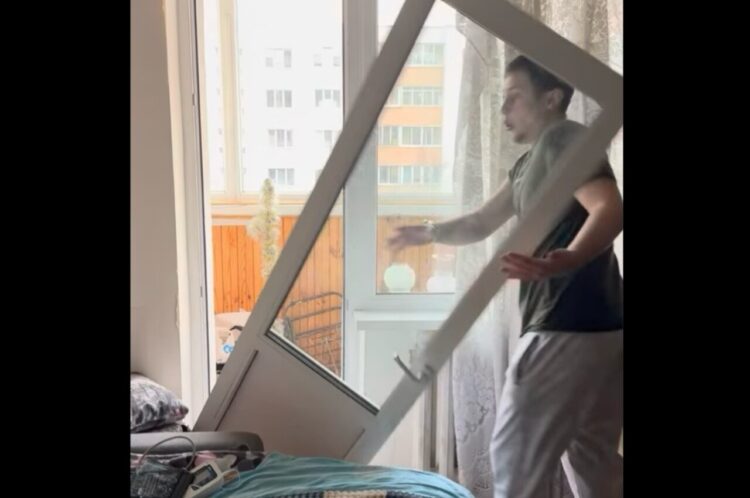 バルコニーに出ようとしたところでハプニング！ドアがまるごと外れて襲いかかってきた！？【海外・動画】
