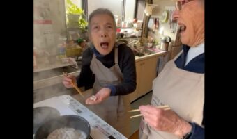 「ナイスキャッチ!」鍋から飛び出した野菜を反射的に拾って大盛り上がりするのが微笑ましい、日常のワンシーン