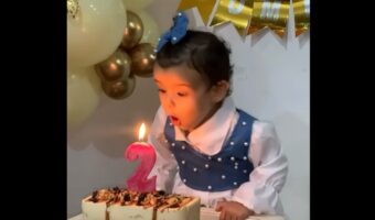 バースデーケーキキャンドルを何度もふ~~っ!火が消えなくて女の子もこまったこまった【海外・動画】