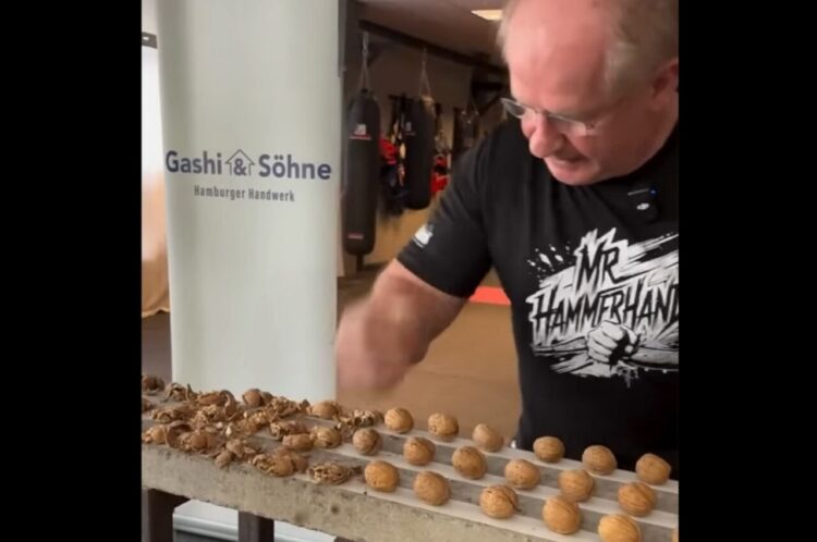 鋼の拳！？超速クルミ割りチャレンジで世界記録を更新した男性がスゴすぎる！！【海外・動画】