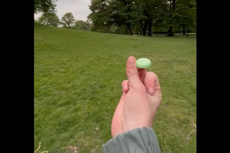 まるでブーメラン！？不思議なフォームから投げ放たれたビンの蓋が描いたまさかの軌道！！【海外・動画】