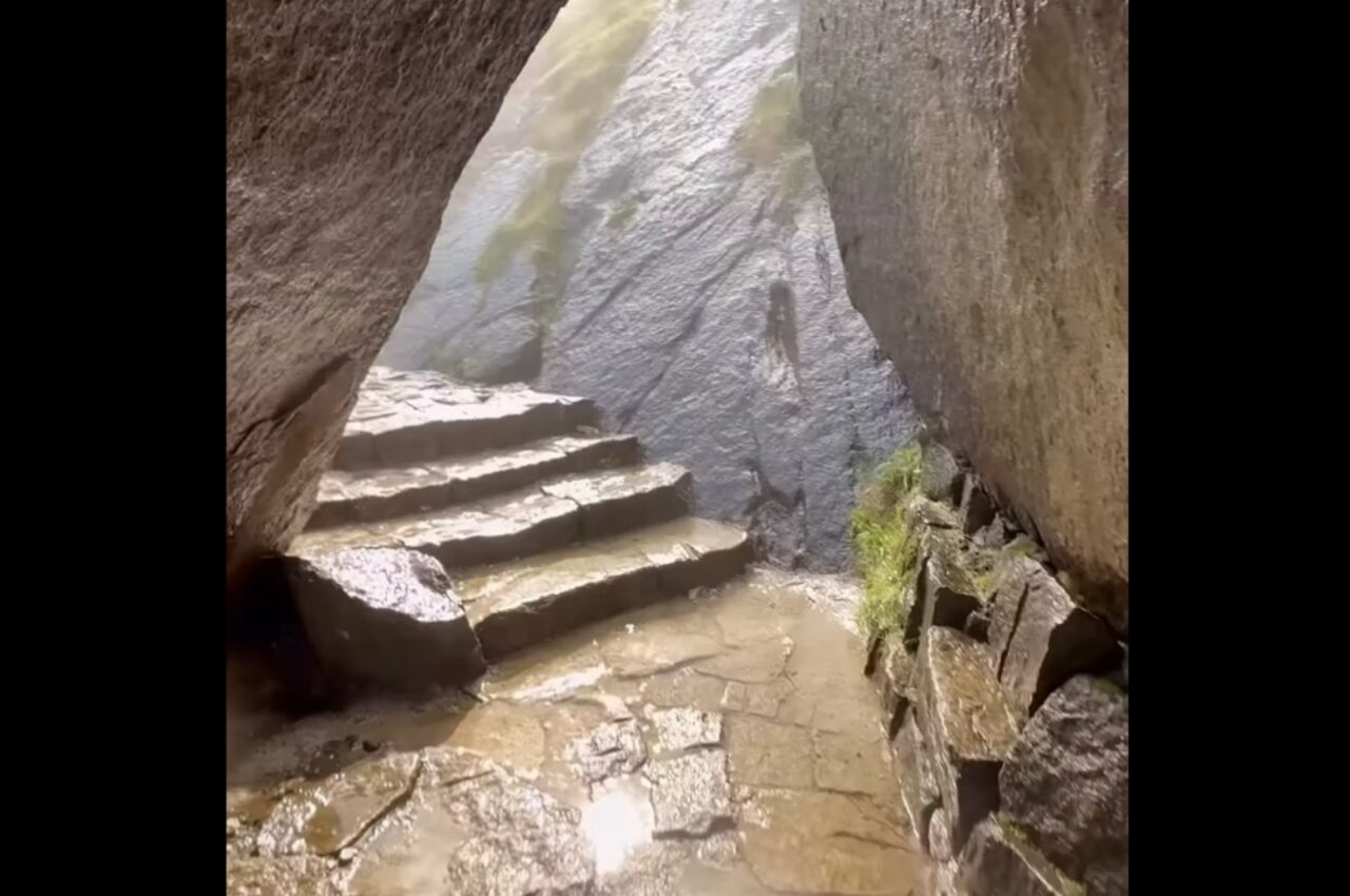 岩窟の外は大雨?と思ったら・・。外に出て飛び込んで来たのは、圧巻の絶景!!【アメリカ・動画】