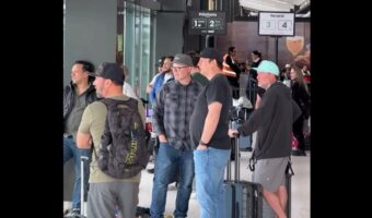心は少年のまま!空港で窓際に集まった男性たちの視線の先には・・レアな光景が!!【海外・動画】
