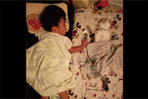 仲良くぐっすり眠る幼い男の子とネコ。しっかりお腹を守っている寝姿に反響「微笑ましい光景」「子供慣れしてる」