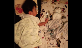 仲良くぐっすり眠る幼い男の子とネコ。しっかりお腹を守っている寝姿に反響「微笑ましい光景」「子供慣れしてる」
