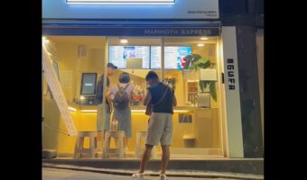 カフェの前で撮影中に焦りだした男性。スマホがない!と慌てているけれど・・、今撮影しているのは何?【海外・動画】