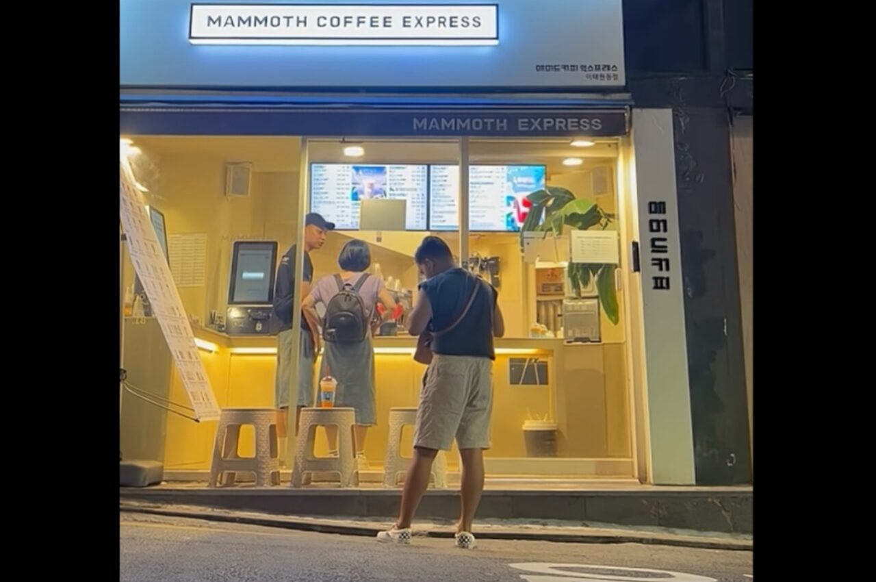 カフェの前で撮影中に焦りだした男性。スマホがない!と慌てているけれど・・、今撮影しているのは何?【海外・動画】