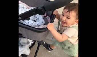 ベビーカーを押す男の子。楽しげなのは「あるイタズラ」を知ったから!?【海外・動画】