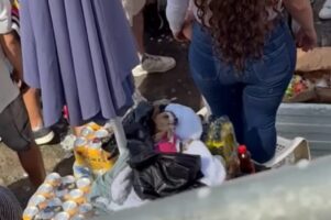 喧騒の中でぐっすり。イヌがお昼寝しているのは賑わうお祭り会場の真ん中！【海外・動画】