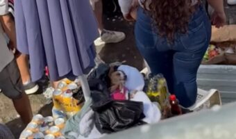 喧騒の中でぐっすり。イヌがお昼寝しているのは賑わうお祭り会場の真ん中！【海外・動画】