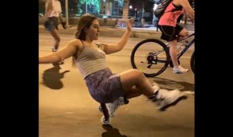 ローラースケート中に転倒・・したわけではない!?ありえない体勢で女性は走り続ける!!【海外・動画】