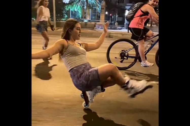 ローラースケート中に転倒・・したわけではない！？ありえない体勢で女性は走り続ける！！【海外・動画】
