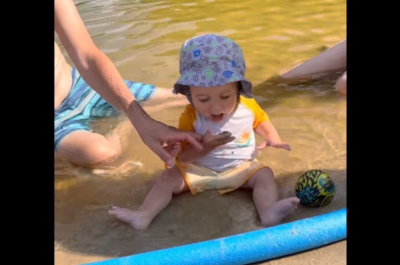 きっとおいしいのに~!赤ちゃんはパパの制止を振り切って口に運びたいものがある!【アメリカ・動画】