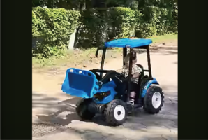 オモチャのトラクターに乗る女の子。先にエンジンが切れたのは・・女の子の方でした！【海外・動画】