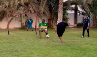 セーブ力が高すぎた！？キーパーがシュートを防いだら・・、ボールがぺっちゃんこに！？【海外・動画】