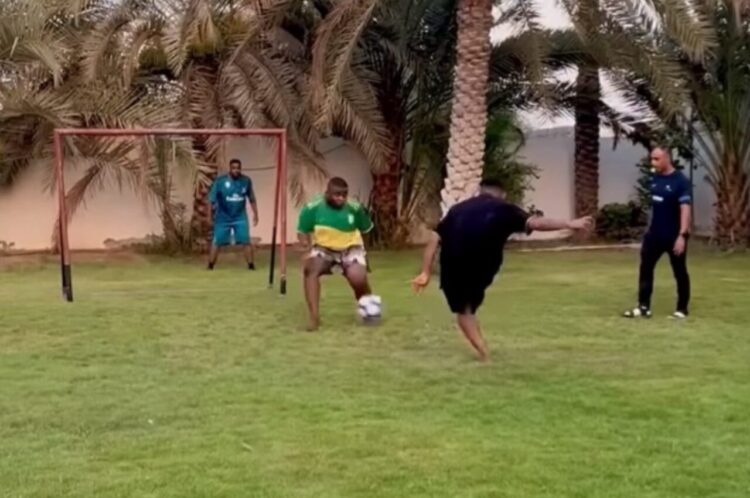 セーブ力が高すぎた！？キーパーがシュートを防いだら・・、ボールがぺっちゃんこに！？【海外・動画】