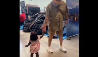 みんなにハイタッチ！挨拶で笑顔を運ぶ幼い女の子【アメリカ・動画】