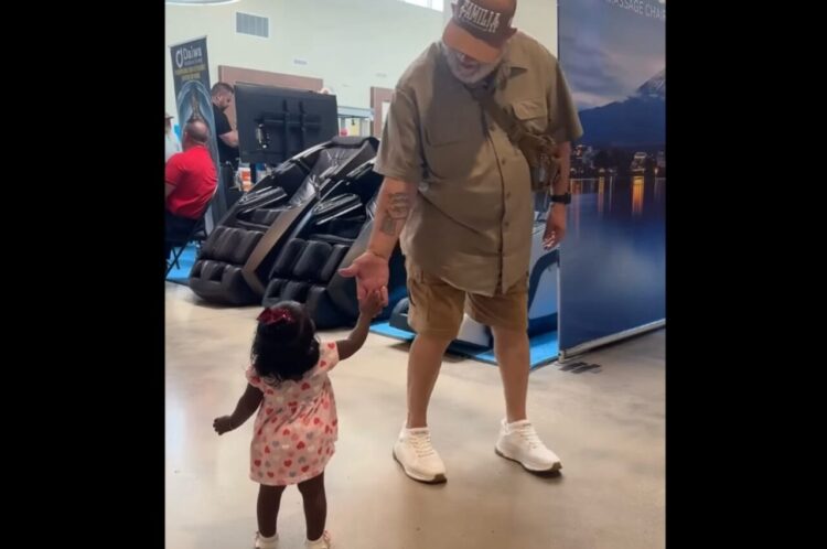 みんなにハイタッチ！挨拶で笑顔を運ぶ幼い女の子【アメリカ・動画】