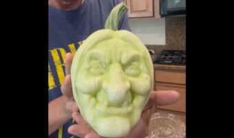 見事な彫刻・・ではない!?精巧に彫り上げられたように見える仕上がりですが・・、野菜なんです!【アメリカ・動画