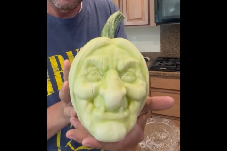 見事な彫刻・・ではない！？精巧に彫り上げられたように見える仕上がりですが・・、野菜なんです！【アメリカ・動画