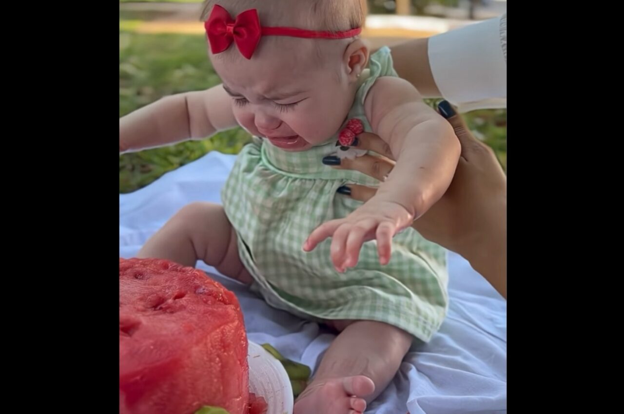 スイカのケーキに夢中な赤ちゃん!引き離されるたびに「もっと食べたい!」と猛アピール!?【海外・動画】