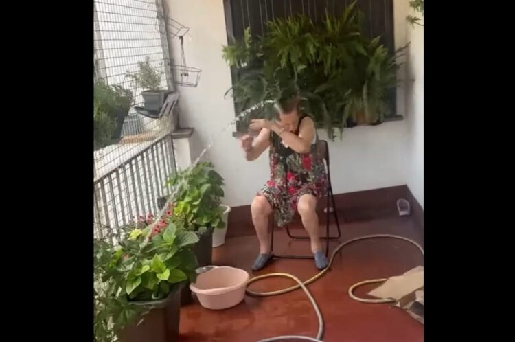 プールの噴水が大暴走！？水圧を強めたら・・近くにいたお祖母さんに水が！！【海外・動画】