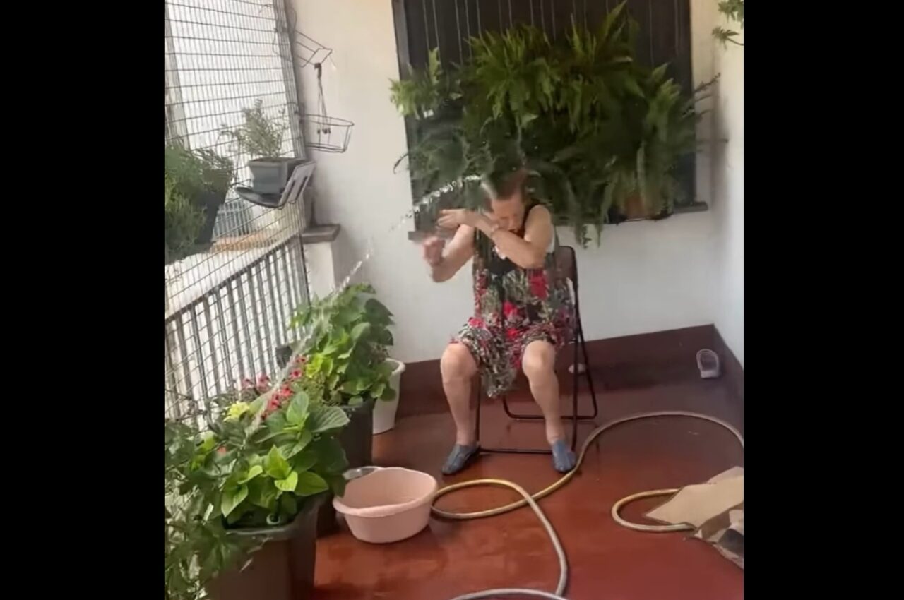 プールの噴水が大暴走！？水圧を強めたら・・近くにいたお祖母さんに水が！！【海外・動画】