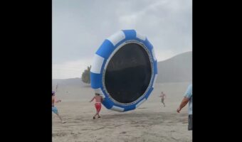 巨大なタイヤが湖畔に現れた?・・違う、トランポリンが大暴走中だ!!【アメリカ・動画】