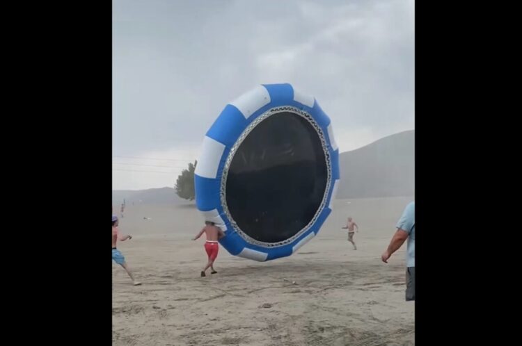巨大なタイヤが湖畔に現れた？・・違う、トランポリンが大暴走中だ！！【アメリカ・動画】