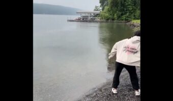 水切りで投じた石が軌道を描いた！？バックステップするミラクルショット！！【アメリカ・動画】