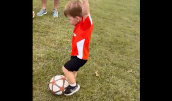 サッカーの練習初日に起きたハプニング。ボールを蹴ろうとしたら・・すってんころりん！！【アメリカ・動画】