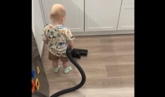 食べこぼしを自分でお掃除？ご飯の後に赤ちゃんが掃除機をかけはじめた！？【海外・動画】