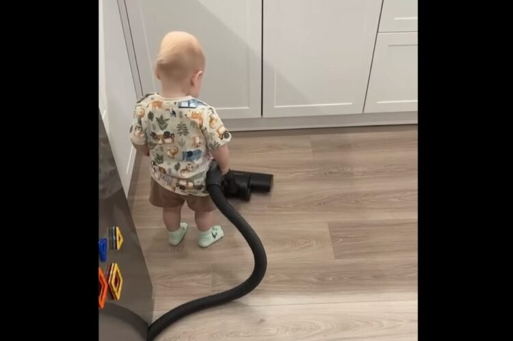 食べこぼしを自分でお掃除？ご飯の後に赤ちゃんが掃除機をかけはじめた！？【海外・動画】