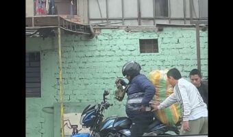 配達員ごとラッピング!?大きな荷物をテープでグルグル巻きに固定して出発しようとする光景を目撃!!【海外・動画】