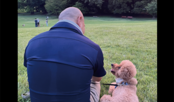 夕陽の中で語り合うふたり。トイプードルとパパさんの後ろ姿に反響「とても素敵な写真」「見つめる横顔がかわいい」