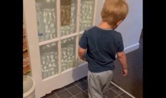 ミラクルキャッチ!?男の子が投げたボールを見失った?と思ったら・・ノールックでキャッチ!!【海外・動画】