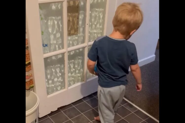 ミラクルキャッチ！？男の子が投げたボールを見失った？と思ったら・・ノールックでキャッチ！！【海外・動画】