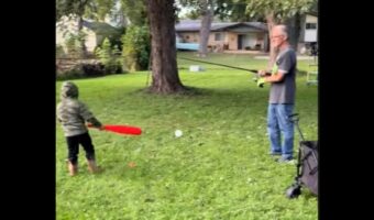 男の子がナイスバッティング！だけどそのボールを誰も取りに行かない・・。その理由はラクラク回収する工夫があったから！？【アメリカ・動画】