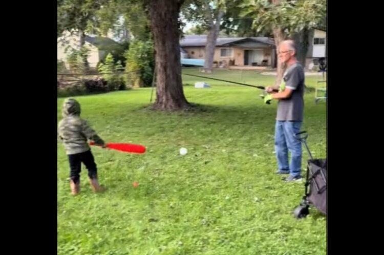 男の子がナイスバッティング！だけどそのボールを誰も取りに行かない・・。その理由はラクラク回収する工夫があったから！？【アメリカ・動画】