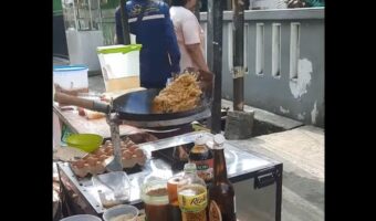 華麗にフライパンを振るのは・・。屋台の料理人は機械！？【海外・動画】