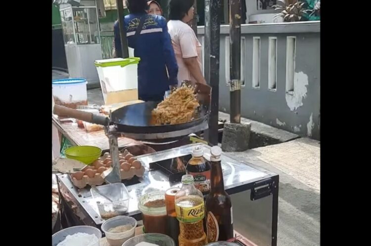 華麗にフライパンを振るのは・・。屋台の料理人は機械！？【海外・動画】