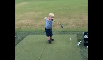 2歳の天才ゴルファー現る！おしゃぶり姿でクラブを振りかぶり・・、ナイスショット！！【アメリカ・動画】