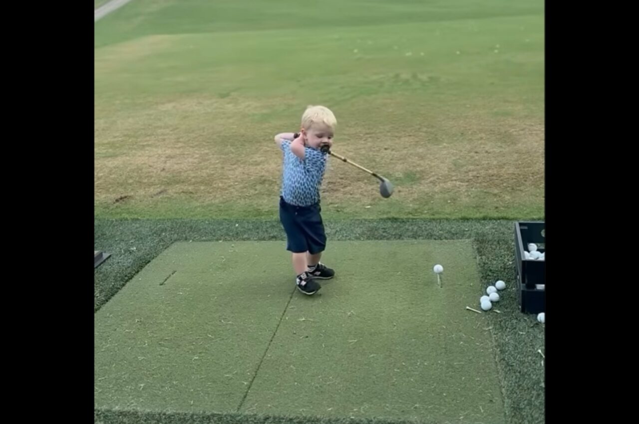 2歳の天才ゴルファー現る!おしゃぶり姿でクラブを振りかぶり・・、ナイスショット!!【アメリカ・動画】
