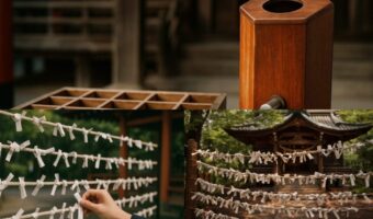おみくじを2回引くと運が下がる？知られざるタブーの真相とは？