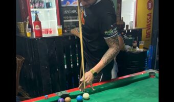スゴ技炸裂！ビリヤードの一種、スヌーカーでスーパーショットを男性が披露【海外・動画】