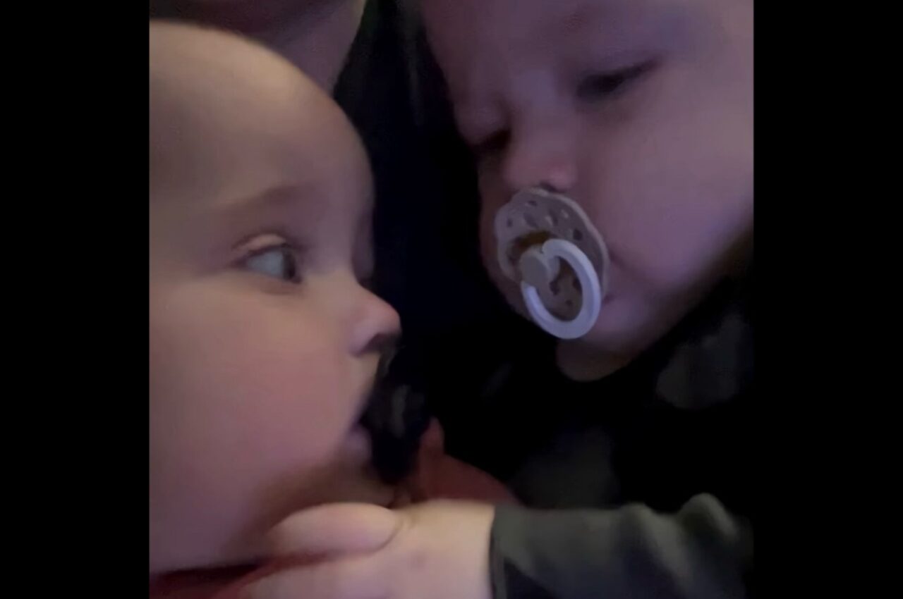 おしゃぶりを取られたら・・。双子の赤ちゃんの熱い掛け合いが始まった！【アメリカ・動画】