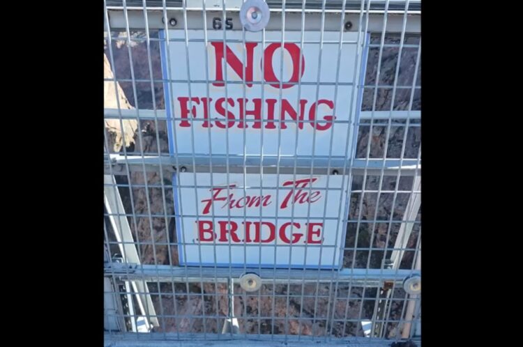 「釣り禁止！」の注意書きにツッコむ撮影者。この橋から釣りをするなんて絶対無理！？【アメリカ・動画】