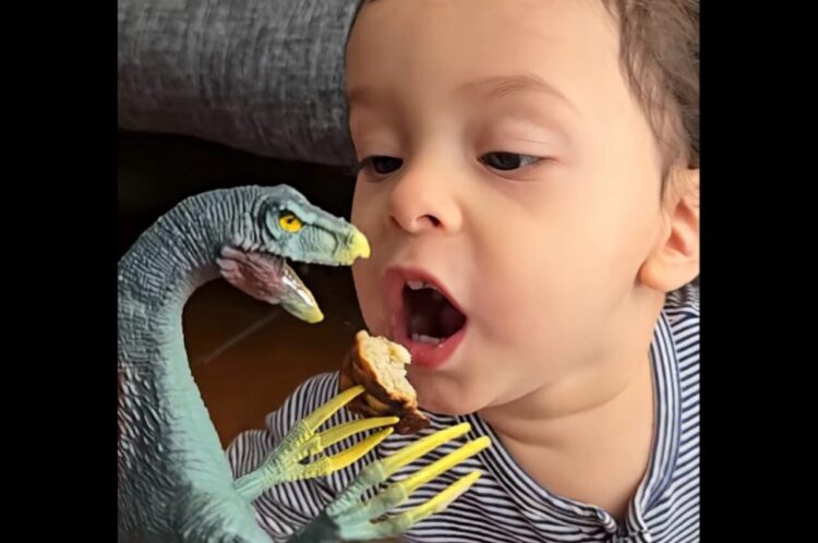 赤ちゃんがごはんを素直に食べてくれる理由。大好きな恐竜の手がフォークになって大活躍！【海外・動画】